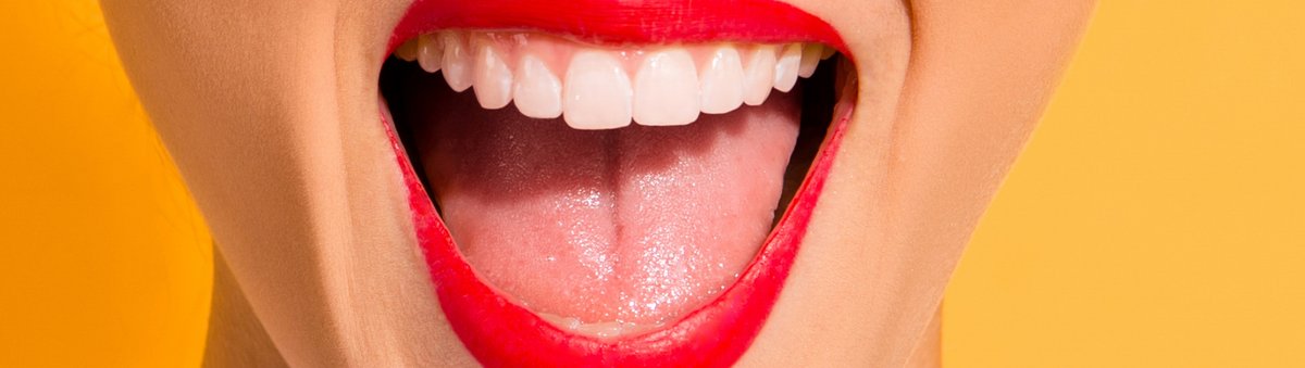 Auf dem Bild ist ein lachender Mund mit rotem Lippenstift abgebildet